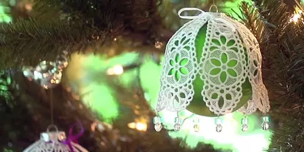 Декор новорічних куль мереживом з клейонки
