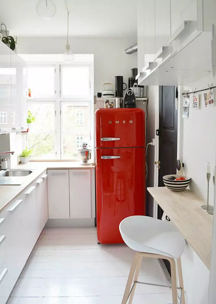 червоний холодильник