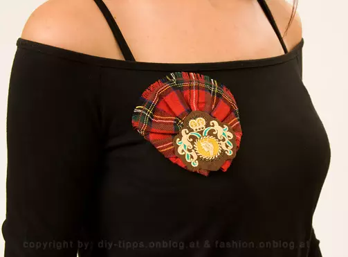 Brooch gikan sa panapton gamit ang imong kaugalingon nga mga kamot