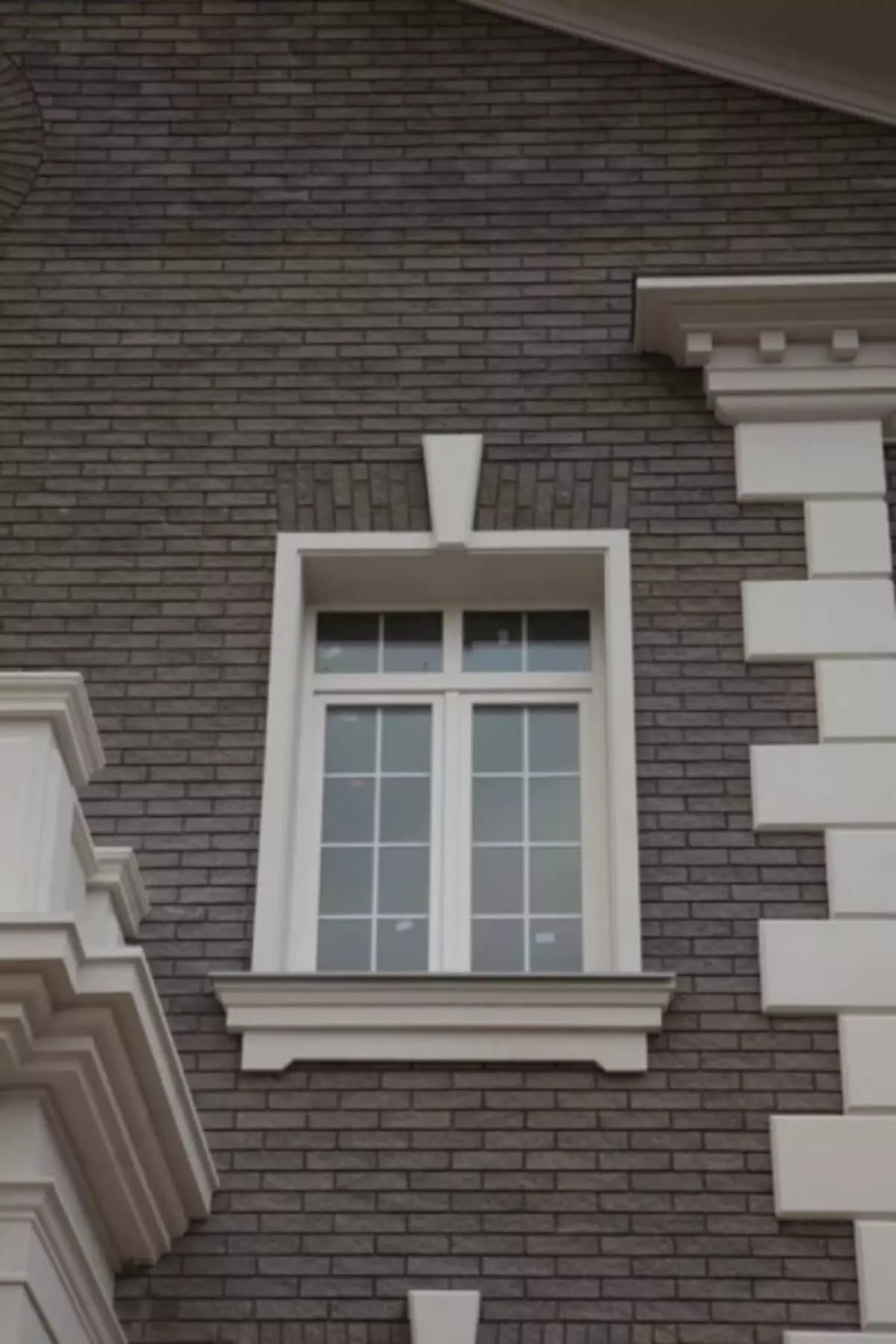Peringkat terakhir kerja-kerja fasad adalah pembencian tingkap rumah