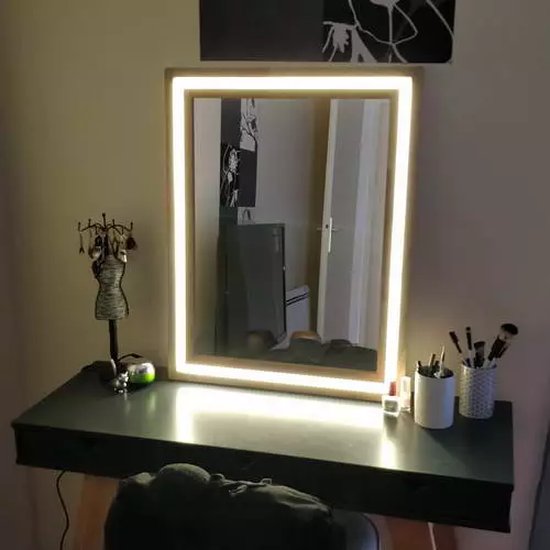 Espejo de maquillaje con luz de fondo LED con sus propias manos.