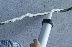 Elimineer scheuren op het plafond na het repareren van jezelf