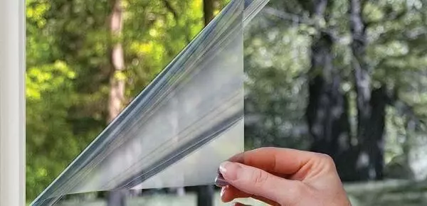 Kuinka poistaa suojakalvo muovi-ikkunoista, jos hän kuivataan
