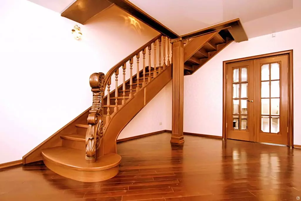 Özel bir ev için ikinci kattaki güzel merdiven