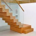 Jenis tangga ke tingkat dua: Pilih pilihan yang sesuai untuk rumah persendirian (+65 foto)