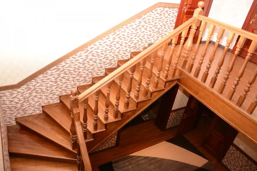 Escadaria de madeira marshamic em uma casa particular