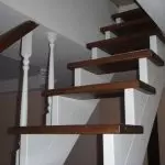 Jenis tangga ke lantai dua: Pilih opsi yang sesuai untuk rumah pribadi (+65 foto)