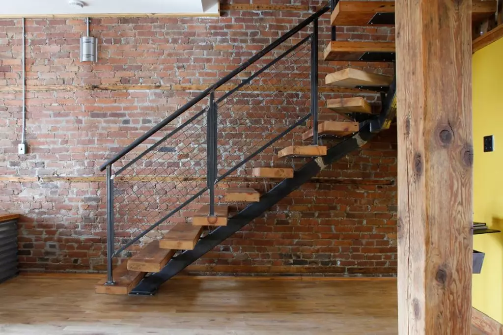 Staircase ກັບ lattice railing ໃນເຮືອນສ່ວນຕົວ