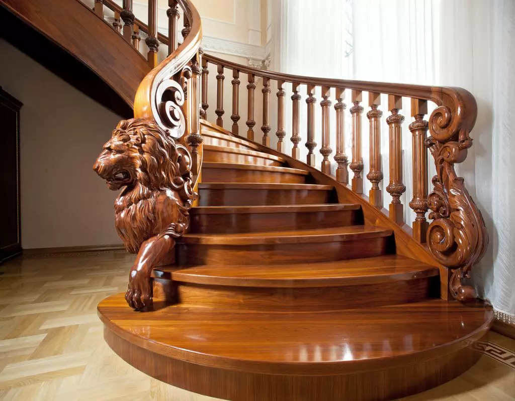 Dřevěné schodiště ve druhém patře s sochařským vláknem