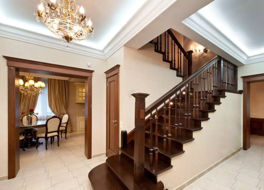 Escada clássica para o segundo andar para uma casa particular
