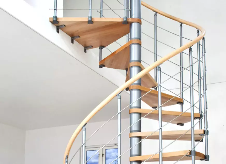 एक निजी घर के लिए मॉड्यूलर सर्पिल सीढ़ी
