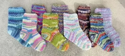 Crochet Socks: အစပြုသူများအတွက်အစီအစဉ်များကိုဗီဒီယိုနှင့်ဓာတ်ပုံများဖြင့်ကောင်းမွန်သောလက်ဆောင်တစ်ခုနှင့်ချိတ်ဆက်ရမည်