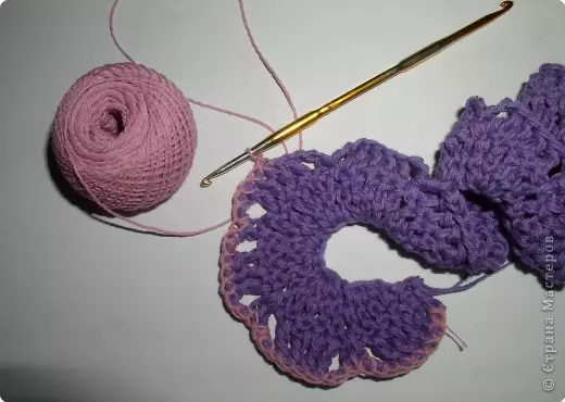 Rose Crochet: วงจรในวิดีโอและภาพถ่ายวิธีการผูกดอกไม้ที่สวยงามด้วยมือของคุณเอง
