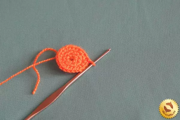 초보자를위한 원형 크로 셰 뜨개질을 묶는 방법 : 비디오 및 사진으로 단계별로 잇몸 회로