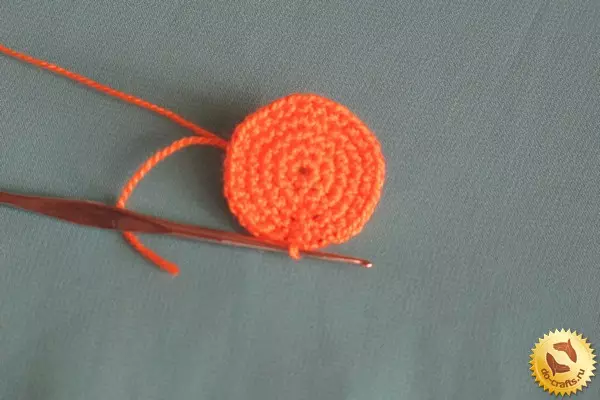 Ungayibopha kanjani i-Circle Crochet Wabasaqalayo: umjikelezo we-gum isinyathelo ngesinyathelo ngevidiyo nezithombe