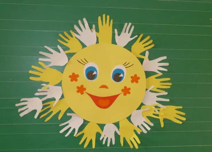 Sunny Hand avy amin'ny Macaroni ho an'ny Kindergarten