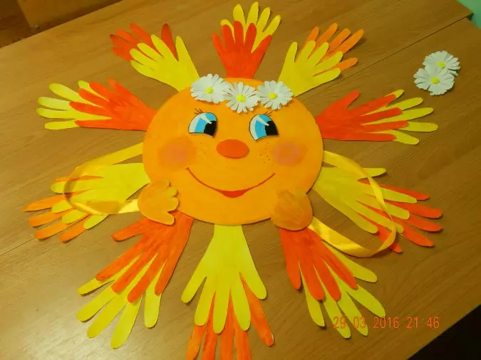 Слънчева ръка от макарони за детска градина