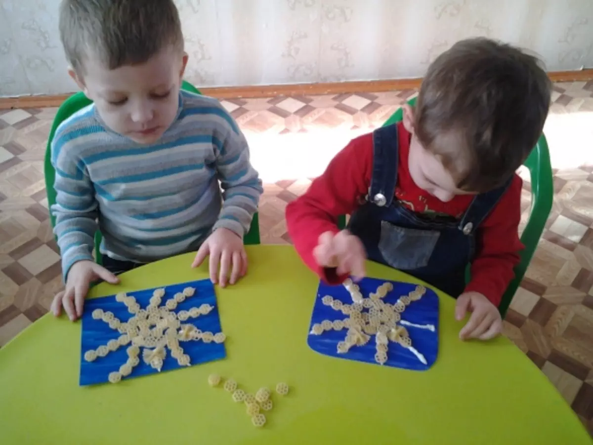 Main ensoleillée de macaroni pour la maternelle