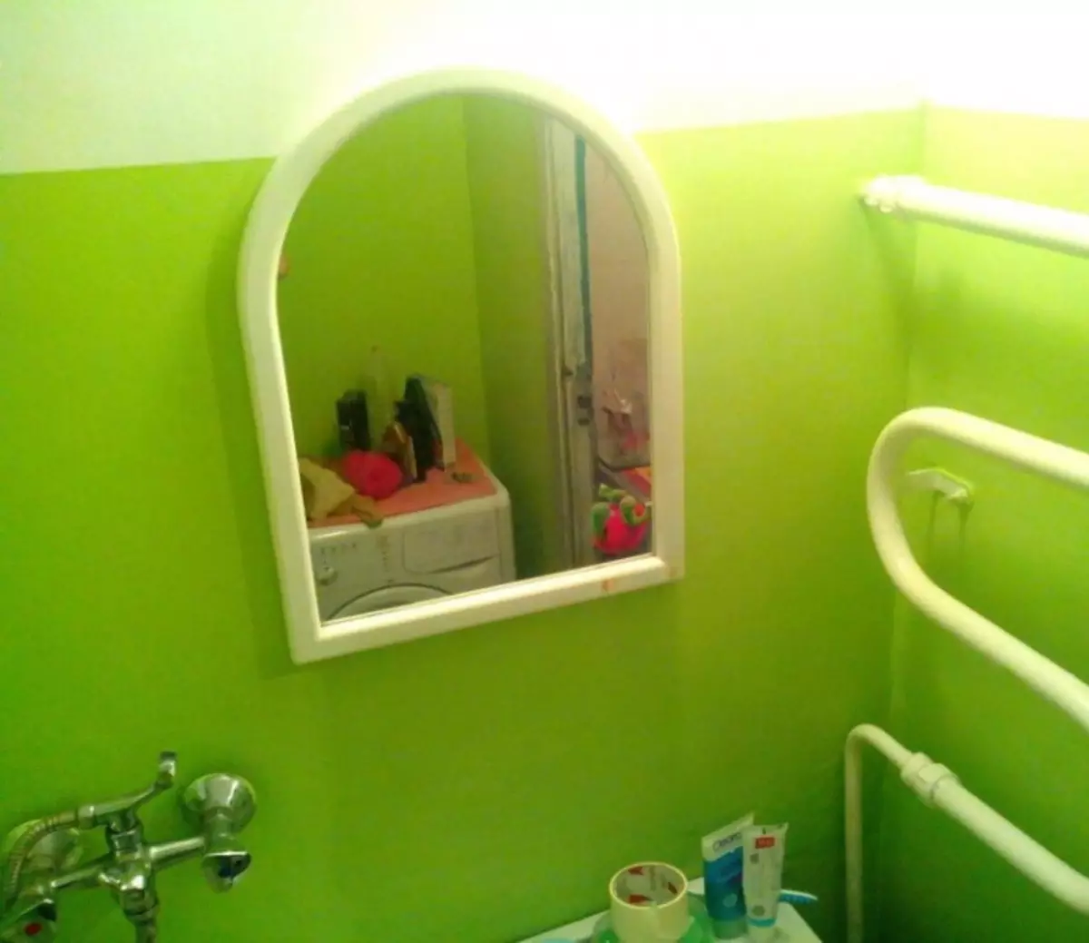 Какой краской можно покрасить в ванной. Крашенные стены в ванной. Краска для стен в ванной. Ванная покрашенная краской. Водоэмульсионка для ванной комнаты.