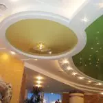 Mga kagiliw-giliw na pagpipilian para sa pagsasagawa ng mga ceiling sa plasterboard: mga antas at pag-iilaw