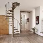 Staircase kwenye ghorofa ya pili katika nyumba ya kibinafsi: ni nini cha kuchagua?