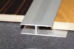 Di navbera linoleum û laminate de: plank û tûj
