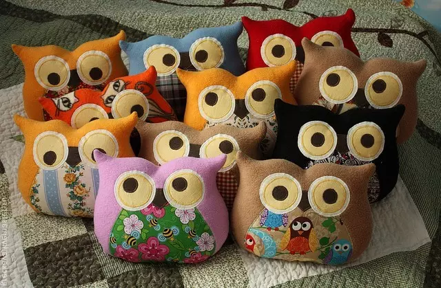 I-Pillow Owl ngezandla zakhe (i-2 yeklasi)