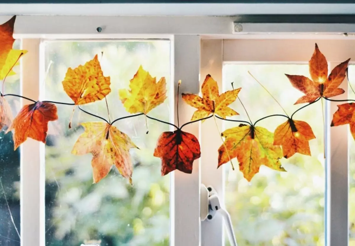 如何装饰秋天的窗户自己做到这一点？