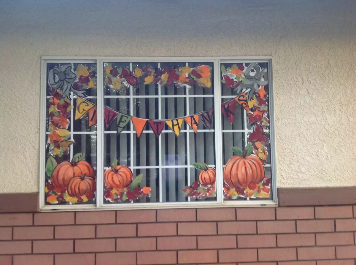 Como decorar a janela no outono faz você mesmo?