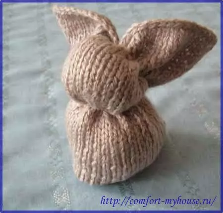 Passter Bunny ngalakukeunana nyalira sareng jarum sareng crochet