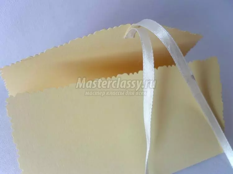 De envelop van het papier doet het zelf voor een verjaardag zonder schaar en lijm