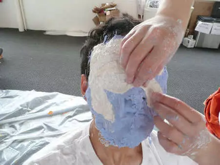 Cum să faci o mască de pe tencuială sau față