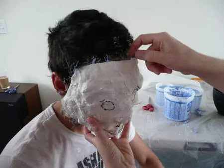 Cara membuat topeng dari plester atau wajah