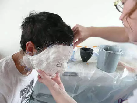 Bagaimana untuk membuat topeng dari plaster atau muka