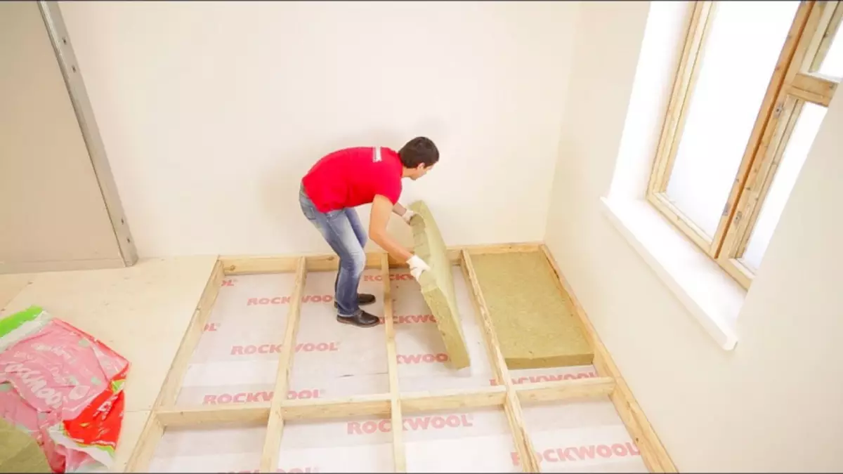 Aislamiento de piso Minvata: Tecnología de dispositivos en una casa de madera.