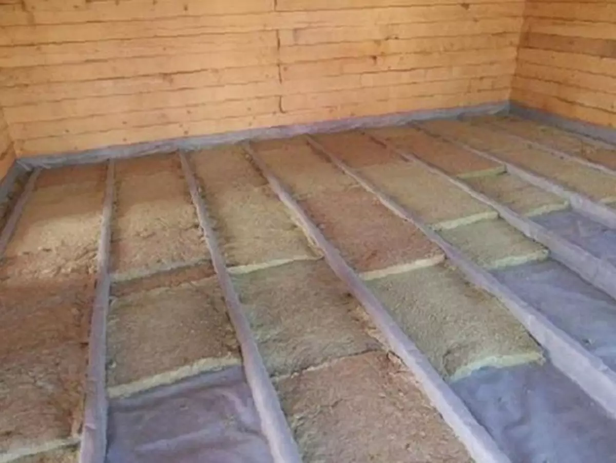 Isolamento del pavimento Minvata: tecnologia del dispositivo in una casa di legno