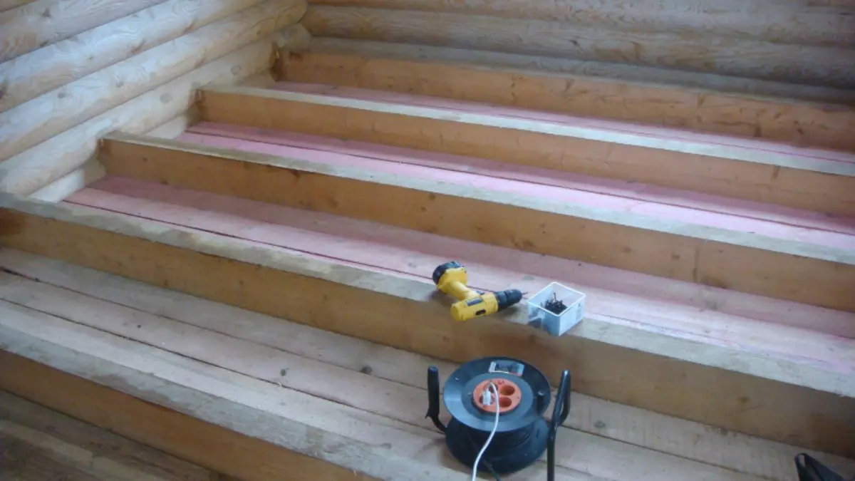 Illamento de piso MINVATA: Tecnoloxía do dispositivo nunha casa de madeira