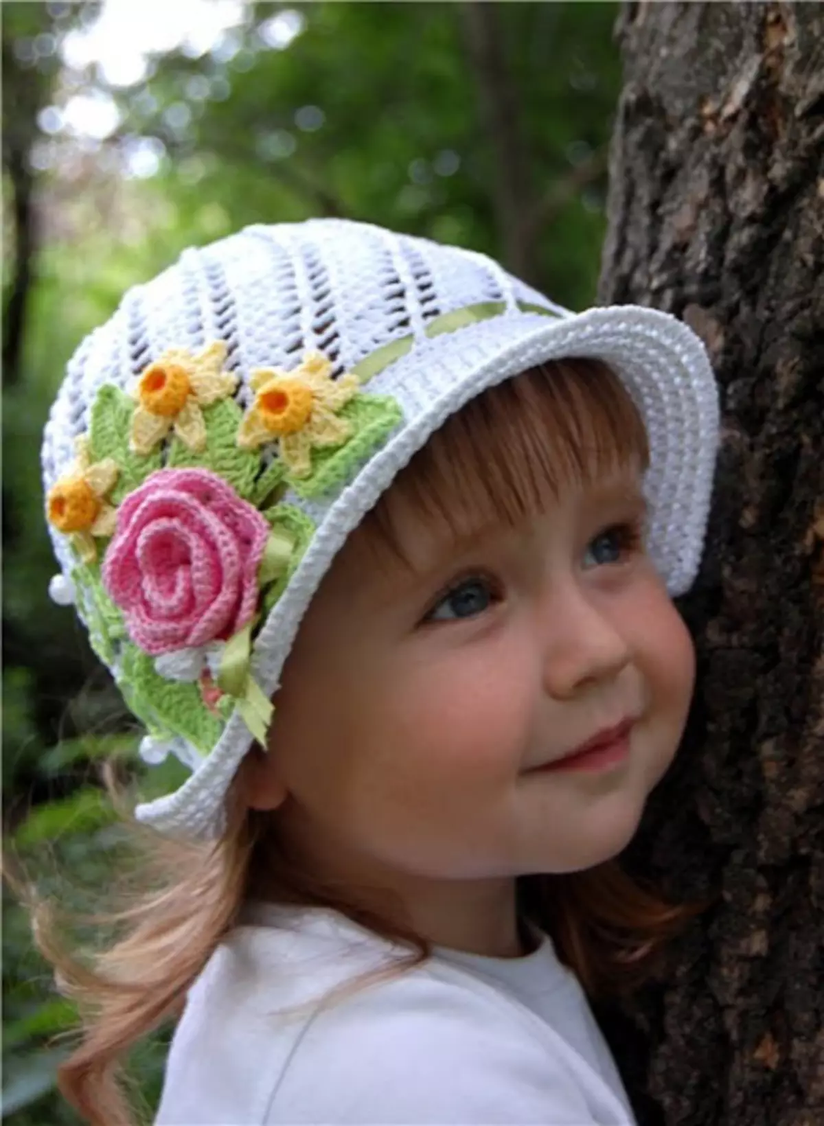 Детская летняя шапочка крючком. Панама Пчелкино счастье. Летняя шапочка для девочки. Детские вязаные шапки летние. Вязаные детские летние шапочки.
