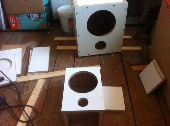 Budget Acoustic System 2.1 kotiin omien käsien kanssa