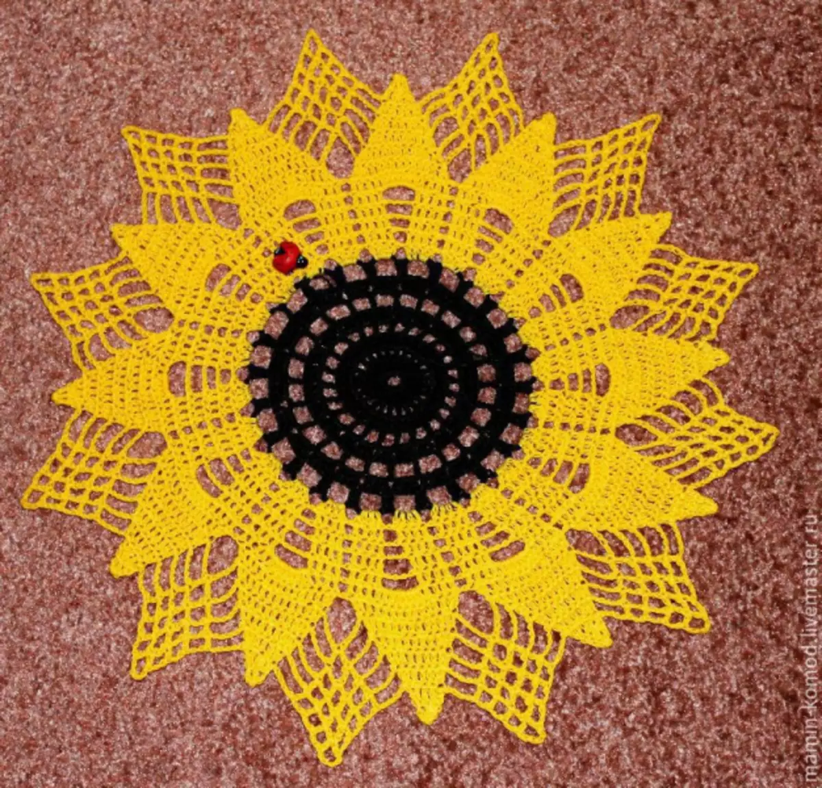 Crochet na-ehie ụzọ na nkọwa: sunflower na mkpụrụ vaịn