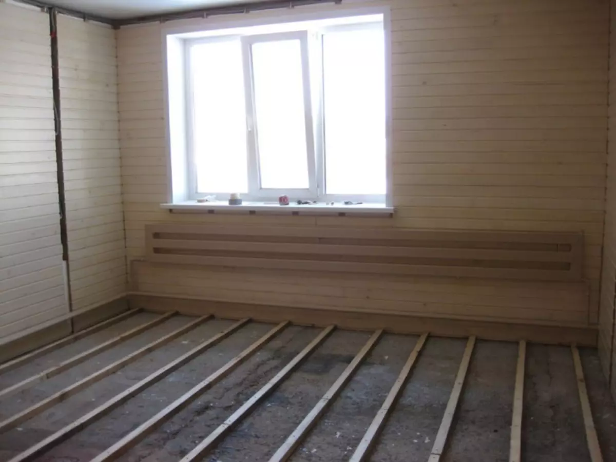 Aïllament del pis amb una clamita en una casa de fusta entre els retards