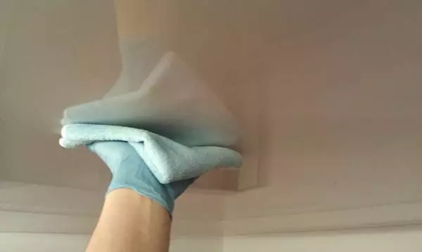 Hvordan vaske strekklofter fra støv og smuss