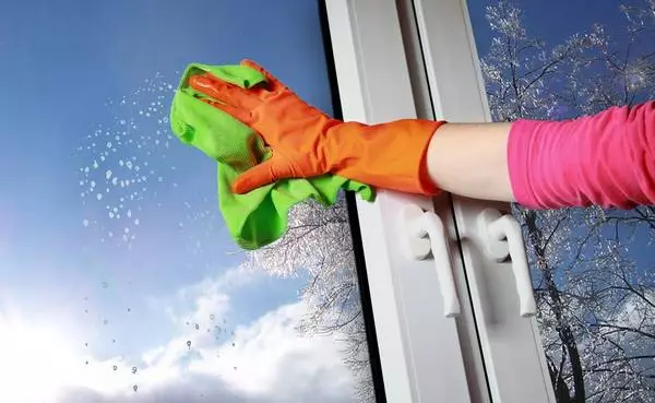 Hogyan kell mosni az ablakokat, hogy nincsenek válások