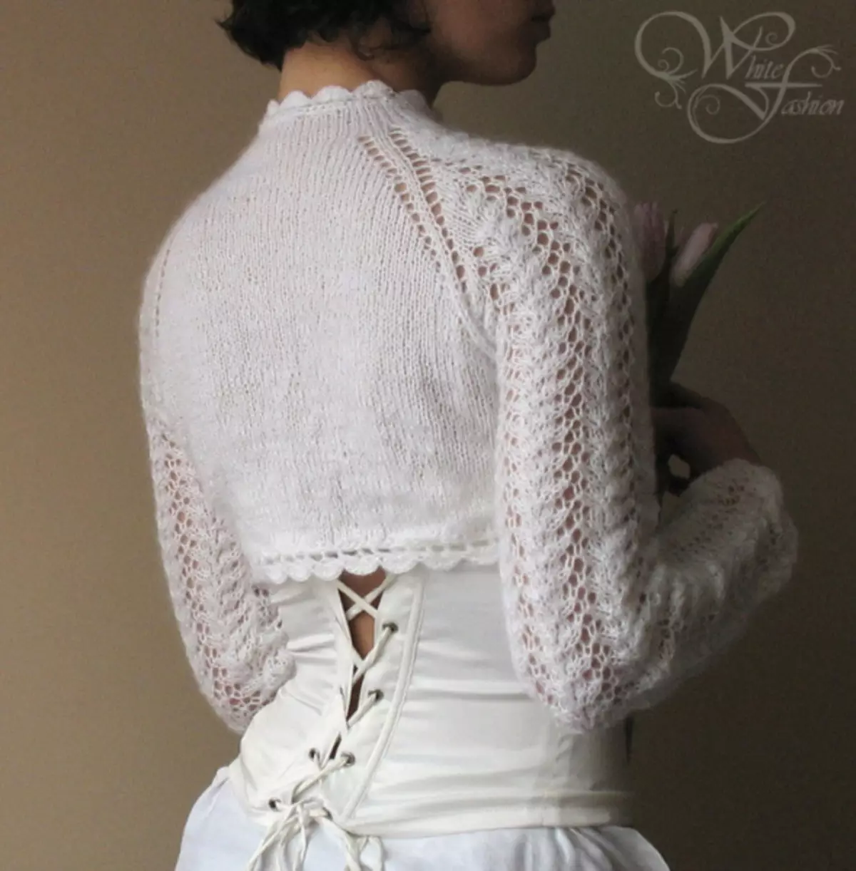 Crochet Cape עם ערכות ותיאור על הכתפיים: כיתה מאסטר עם תמונות ווידאו