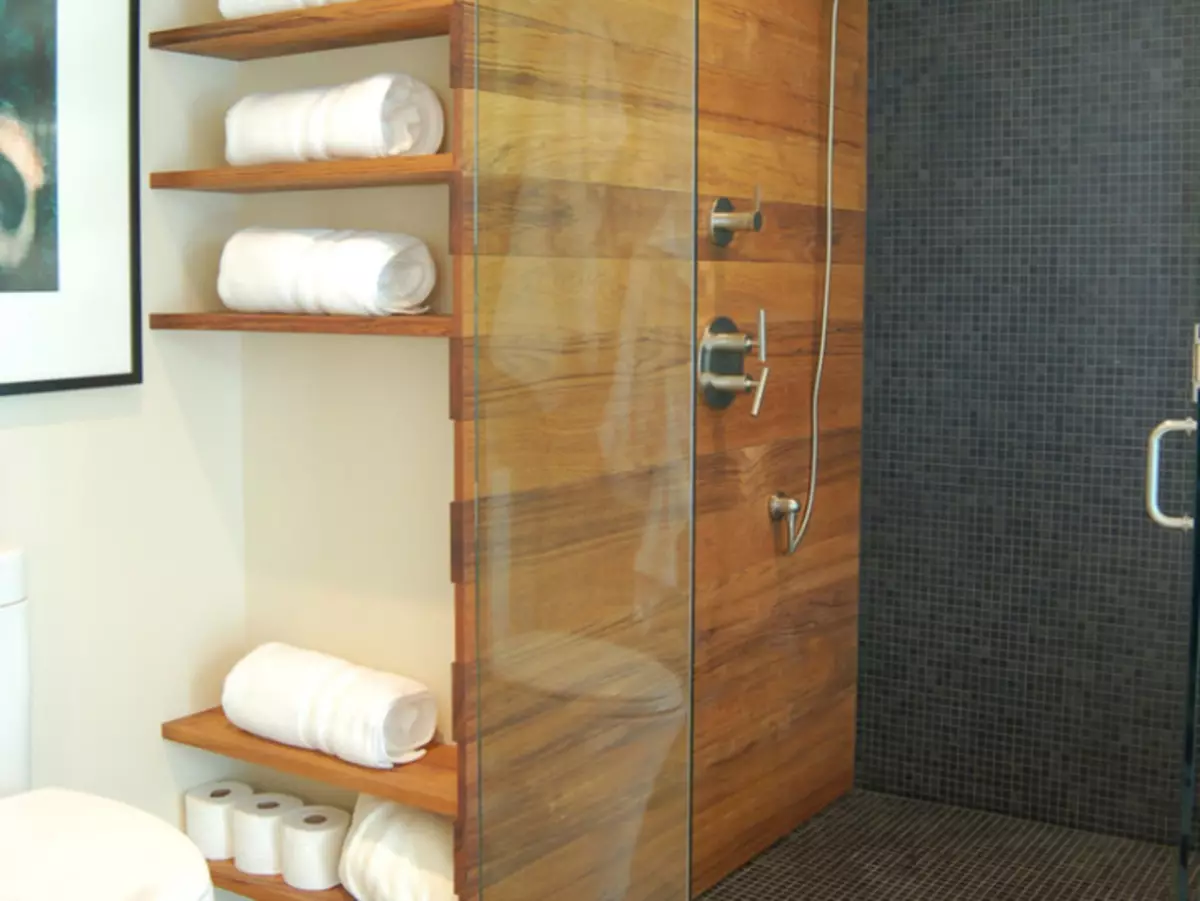 Закрыть полки в ванной. Полочка для полотенец в душевой. Встроенный шкаф с полками ванной. Встроенные деревянные полки в ванной. Полки и шкафы в ванную.