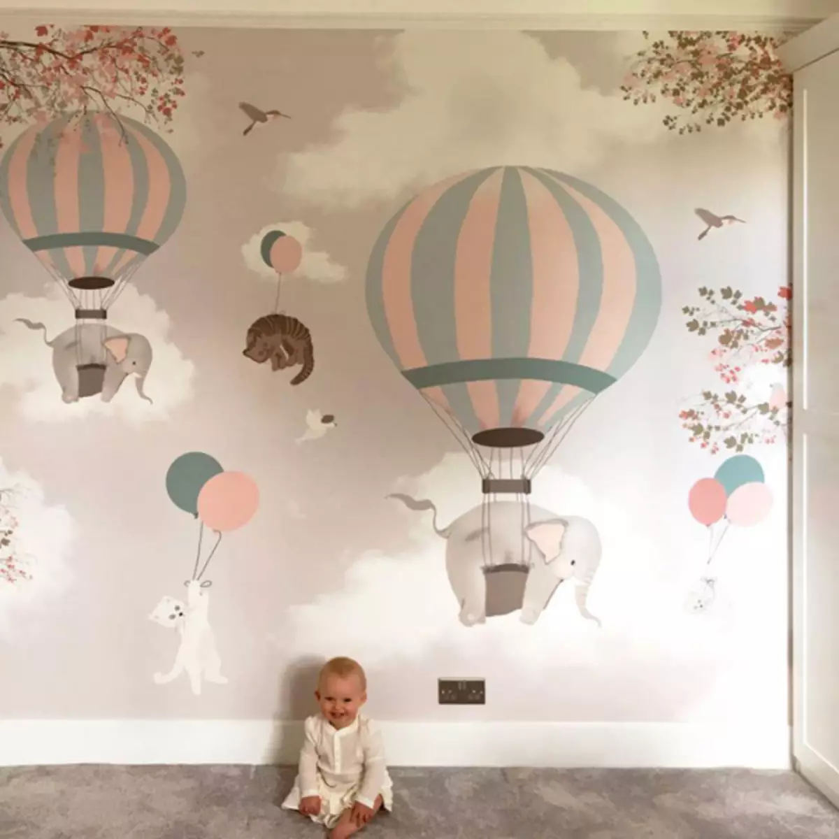 Balões na decoração do quarto das crianças para as crianças da alegria