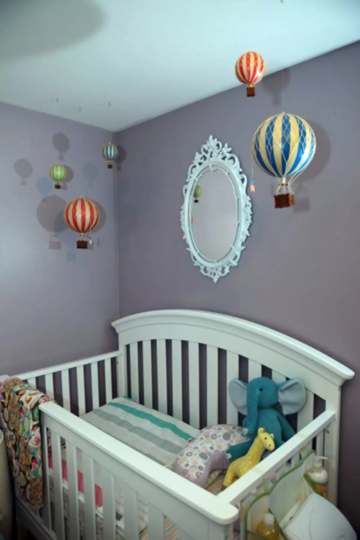 Globus a la decoració de la sala infantil per a nens alegres