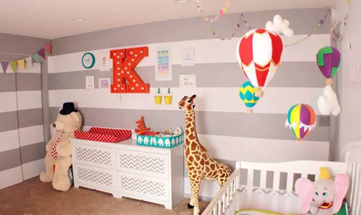 Balões na decoração do quarto das crianças para as crianças da alegria