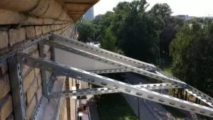 Pamasangan visor di luhur loggia sareng balkon