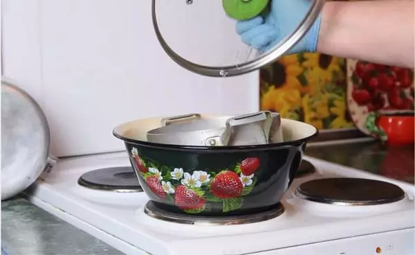 Como lavar os pratos queimados
